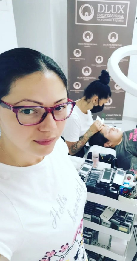 Nataly Prestige jefa haciendo selfie con trabajadora de fondo